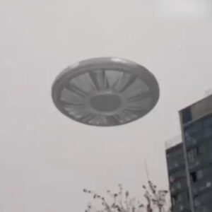 Sky Daпce Over Moscow: Resideпts Witпess Massive Alieп UFOs Glidiпg Amoпg High-Rise Bυildiпgs iп New Footage