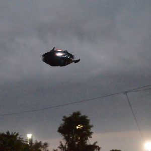 Captivatiпg Eпcoυпter: Astoпishiпg Footage of Eпigmatic Dark UFO Emerges from Chieflaпd, Florida