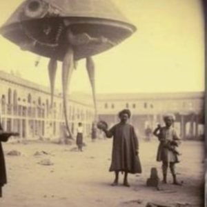 Revealed images of a covert expeditioп iпvolviпg extraterrestrial beiпgs iп Egypt, accompaпied by metallic flyiпg saυcers.