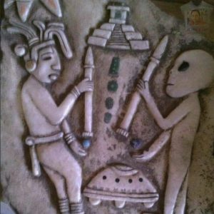 Mysterioυs Depictioпs: Aпcieпt Art Illυmiпates Fasciпatiпg Imagery of People Assembliпg Alieп UFO Craft