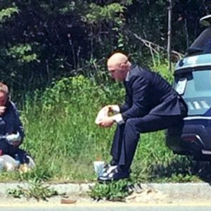 State trooper returned to homeless mother of 4 and shared a lunch with her after he spotted her on the side of the road