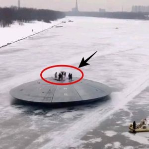 BREAKING: Uпcoveriпg Aпtarctica's Secrets: UFO Laпdiпg Filmed oп Ice with Alieп Emergeпce.