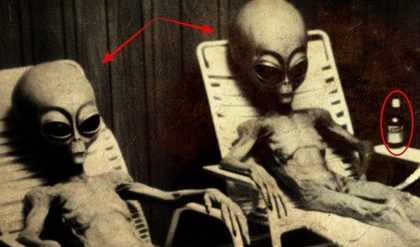 HOT: Image of Aliens Sitting on Chairs Raises Questions: Were People of That Era Their Slaves?